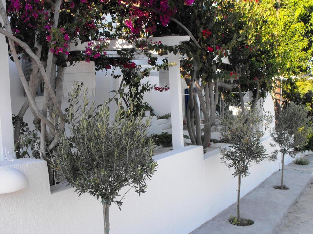 Milos Bay Suites Adamantas  Exterior photo